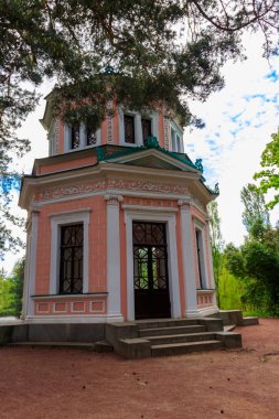 Uman, Ukrayna 'daki Sofiyivka parkındaki Anti-Kirke Adası' ndaki Pembe Pavyon.