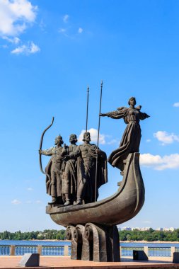 Ukrayna 'nın Kyiv kentindeki Dinyeper nehrinin kenarındaki Kiev' in kurucularının anıtı.