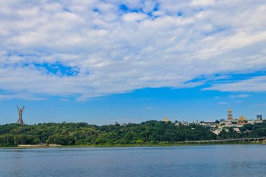 Kiev Pechersk Lavra (Mağara Kiev Manastırı), Anavatan Anıtı ve Ukrayna Dinyeper Nehri manzarası