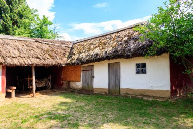Ukrayna köyündeki eski ahır.