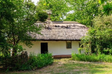 Ukrayna 'nın Kiev kenti yakınlarındaki Pyrohiv (Pirogovo) köyündeki antik Ukrayna kırsal evi