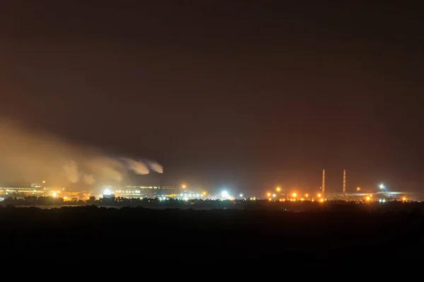 Nachtansicht Des Industrieviertels Der Stadt Und Rauchrohre Der Fabrik — Stockfoto