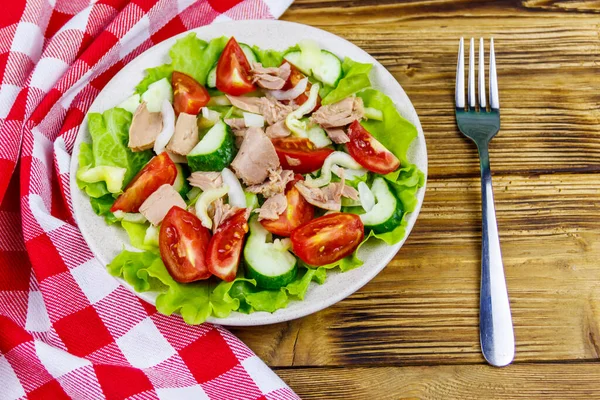 Leckerer Thunfischsalat Mit Salat Und Frischem Gemüse Auf Einem Holztisch — Stockfoto