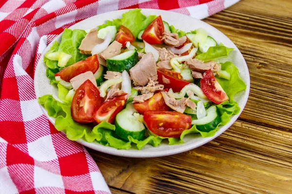Leckerer Thunfischsalat Mit Salat Und Frischem Gemüse Auf Holztisch — Stockfoto