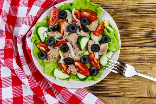 Leckerer Thunfischsalat Mit Salat Schwarzen Oliven Und Frischem Gemüse Auf — Stockfoto