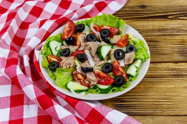 Leckerer Thunfischsalat Mit Salat Schwarzen Oliven Und Frischem Gemüse Auf — Stockfoto