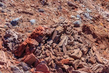 Taşların arka planı demir cevheri mineralleriyle dolu.