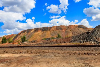 Demir cevheri yığınlarının manzarası. Madencilik endüstrisi
