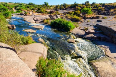Ukrayna 'nın Dnipropetrovsk bölgesindeki Kamenka nehri üzerindeki Tokovsky şelalelerinin manzarası