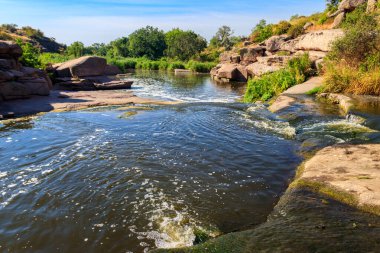 Ukrayna 'nın Dnipropetrovsk bölgesindeki Kamenka nehri üzerindeki Tokovsky şelalelerinin manzarası