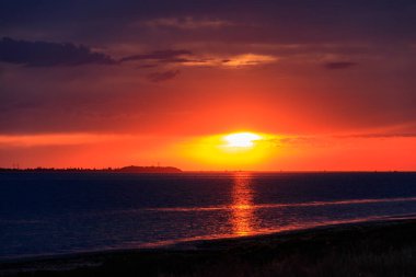Ukrayna 'da Karadeniz üzerinde güzel bir gün batımı