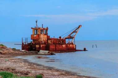 Karadeniz kıyısında terk edilmiş eski paslı bir gemi.