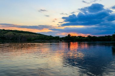 Gün batımında Dinyeper nehrinin manzarası