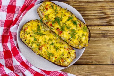 Ahşap bir masada fırınlanmış patlıcan. Üst Manzara. Sağlıklı gıda ve diyet konsepti