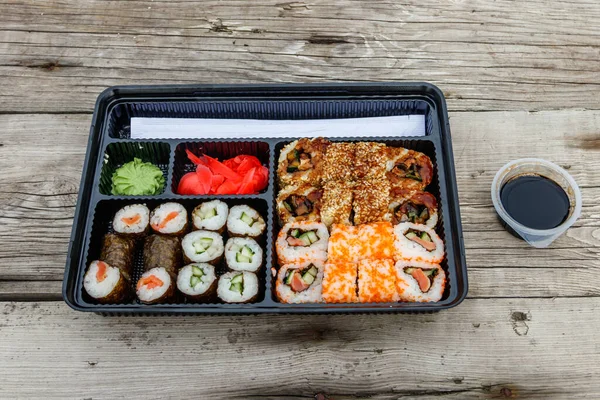 Conjunto Rolos Sushi Caixa Plástico Mesa Madeira Sushi Para Tirar — Fotografia de Stock