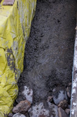 Yeni bir binanın temelini atıyorum.