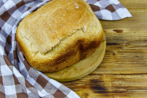 Pan Casero Una Mesa Madera Recién Horneada Una Máquina Pan — Foto de Stock