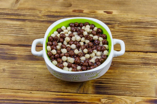 Palline Cioccolato Cereali Con Latte Una Ciotola Sul Tavolo Legno — Foto Stock