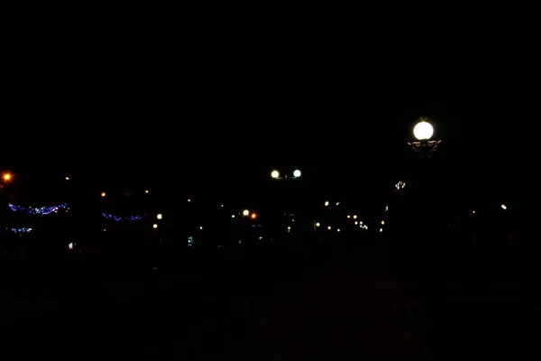 Geceleri Parktaki Parlak Sokak Fenerleri — Stok fotoğraf