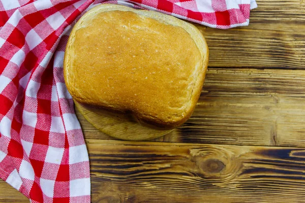 Pan Casero Una Mesa Madera Recién Horneada Una Máquina Pan — Foto de Stock