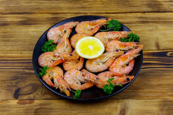 Red Boiled Prawns Lemon Parsley Wooden Table — Stock Photo, Image