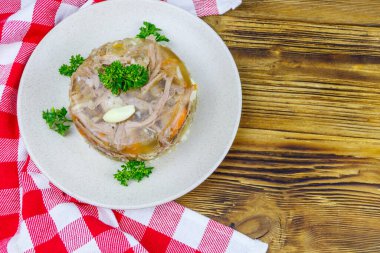 Ahşap bir masada et parçacıklı bir tabakta. Üst Manzara. Geleneksel Rus yemeği