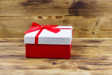 Ahşap bir arka planda hediye kutusu