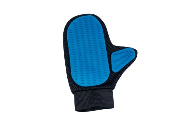 Mavi plastik evcil hayvan bakım eldiveni beyaz arka planda izole edilmiş.