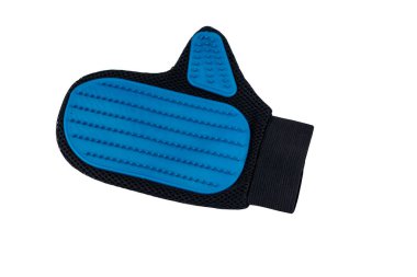 Mavi plastik evcil hayvan bakım eldiveni beyaz arka planda izole edilmiş.