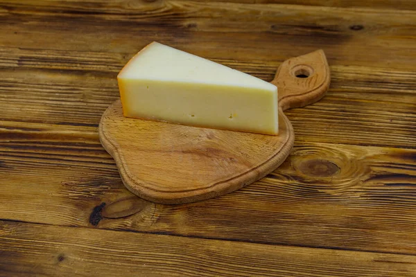 Tahta Masada Bir Parça Peynir — Stok fotoğraf