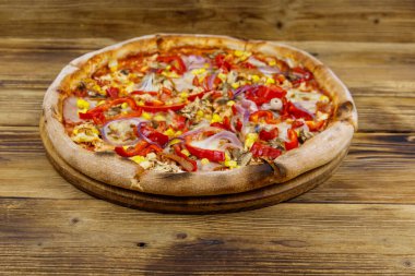 Tahta bir masada lezzetli taze pizza.