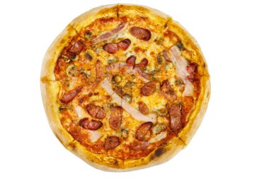 Beyaz arka planda sosisli, mantarlı ve peynirli leziz taze pizza.