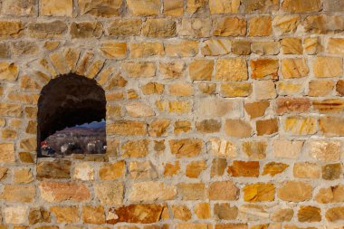 Eski taş duvarın arka planında bir boşluk var.