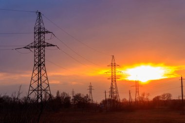 Gün batımında yüksek voltaj hattı