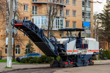 Yol onarım alanında asfalt değirmen ve öğütme makinesi