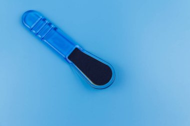 Mavi arkaplanda mavi pedikür rendesi