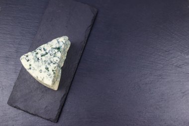 Siyah arkaplanda küflü mavi peynir. Üst görünüm, alanı kopyala