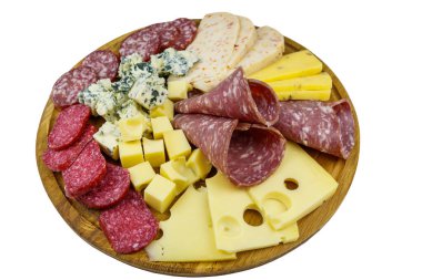 Beyaz arka planda izole edilmiş İtalyan salam ve peynirinden oluşan Antipasti tabağı.