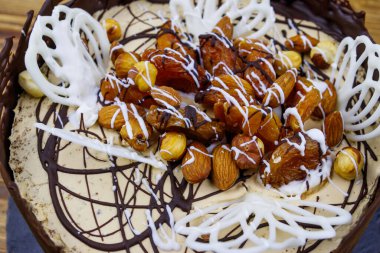 Fındıklı ve kuru meyveli lezzetli bir pastanın yakın çekimi.