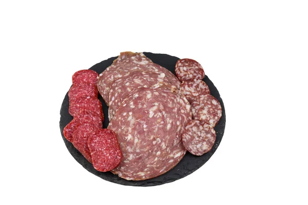 Salsicha Salame Fatiada Saborosa Diferente Uma Placa Serviço Ardósia Preta — Fotografia de Stock