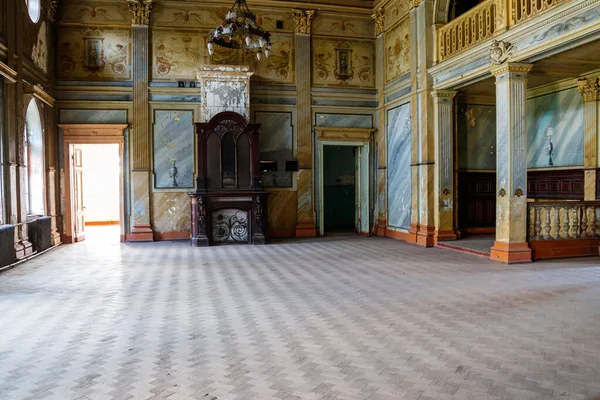 Wnętrze Starego Opuszczonego Pałacu Sharovka Znanego Również Jako Pałac Cukru — Zdjęcie stockowe