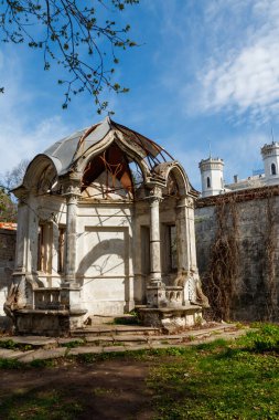 Ukrayna 'nın Kharkov bölgesindeki Sharovka Sarayı parkındaki eski çardak.