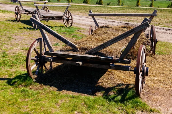 Старая Деревянная Повозка Сеном Ферме — стоковое фото