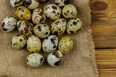 Tahta bir masada bıldırcın yumurtası. Üst görünüm