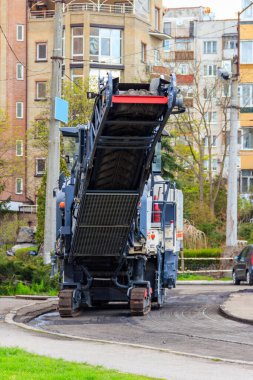 Yol onarım alanında asfalt değirmen ve öğütme makinesi