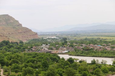 Antik mağara şehri Uplistsikhe, Georgia 'dan Kura Nehri ve Kafkas Dağları manzarası