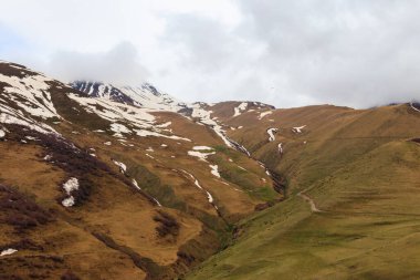 Gürcistan 'daki Kafkasya dağlarının manzarası