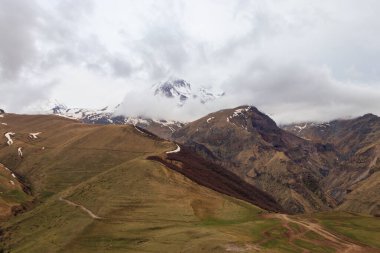 Gürcistan, Kafkasya 'daki Kazbek Dağı' nın manzarası