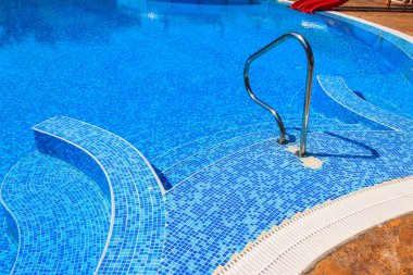 Tropik bir tatil köyünde temiz suyla yüzme havuzu.