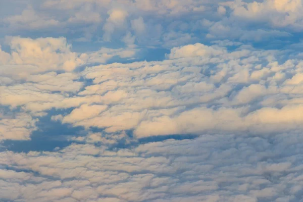 青空に美しい白い雲 飛行機からの眺め — ストック写真